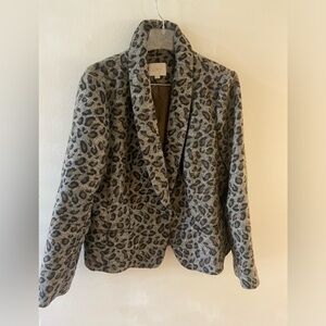 Nice grey leopard print pattern. Size XXL. In great condition.